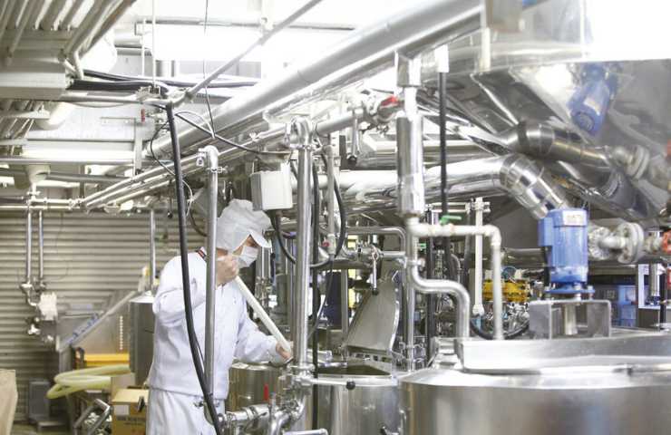 油脂加工の作業風景