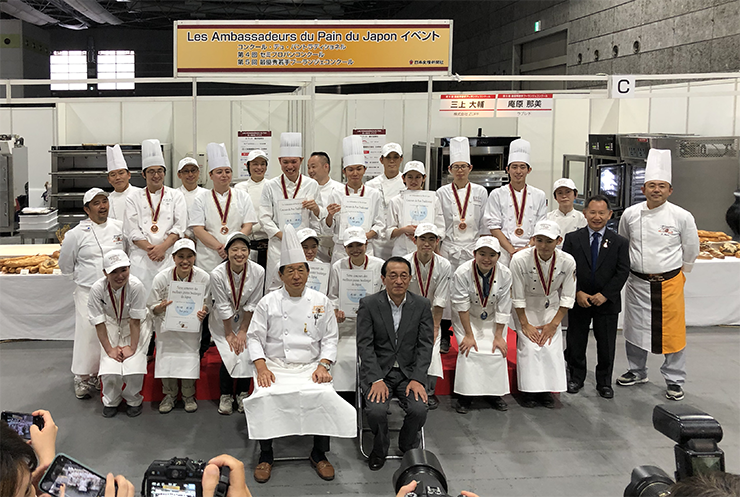 表彰式後の記念撮影風景